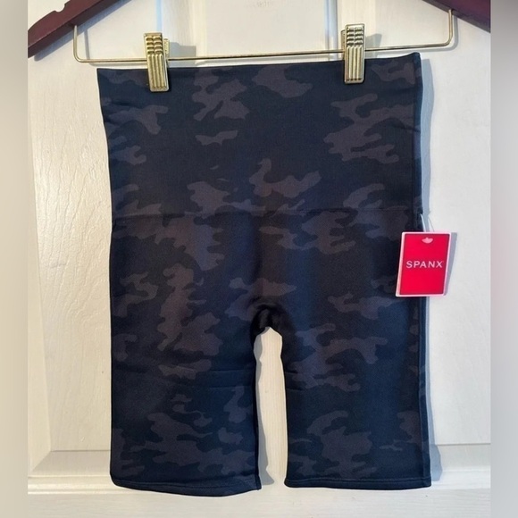 NWT SPANX XS LOOK AT ME NOW LAMN Bike Short
Black Camo Fitted Shapewear MSRP $58 - Picture 4 of 10
